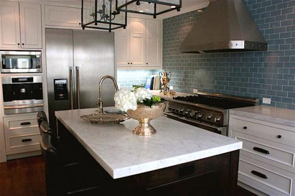 επένδυση με τουβλάκια σε απόχρωση γαλάζια σε ασπρόμαυρη κουζίνα επένδυση με τουβλάκια σε απόχρωση γαλάζια σε ασπρόμαυρη κουζίνα